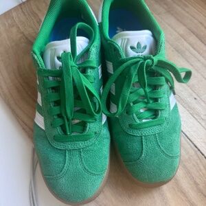 Women’s tennis shoes